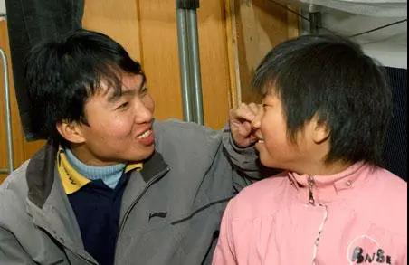 16年前，那個帶著棄嬰妹妹上大學的“中國男孩”洪戰輝，后來怎么樣了